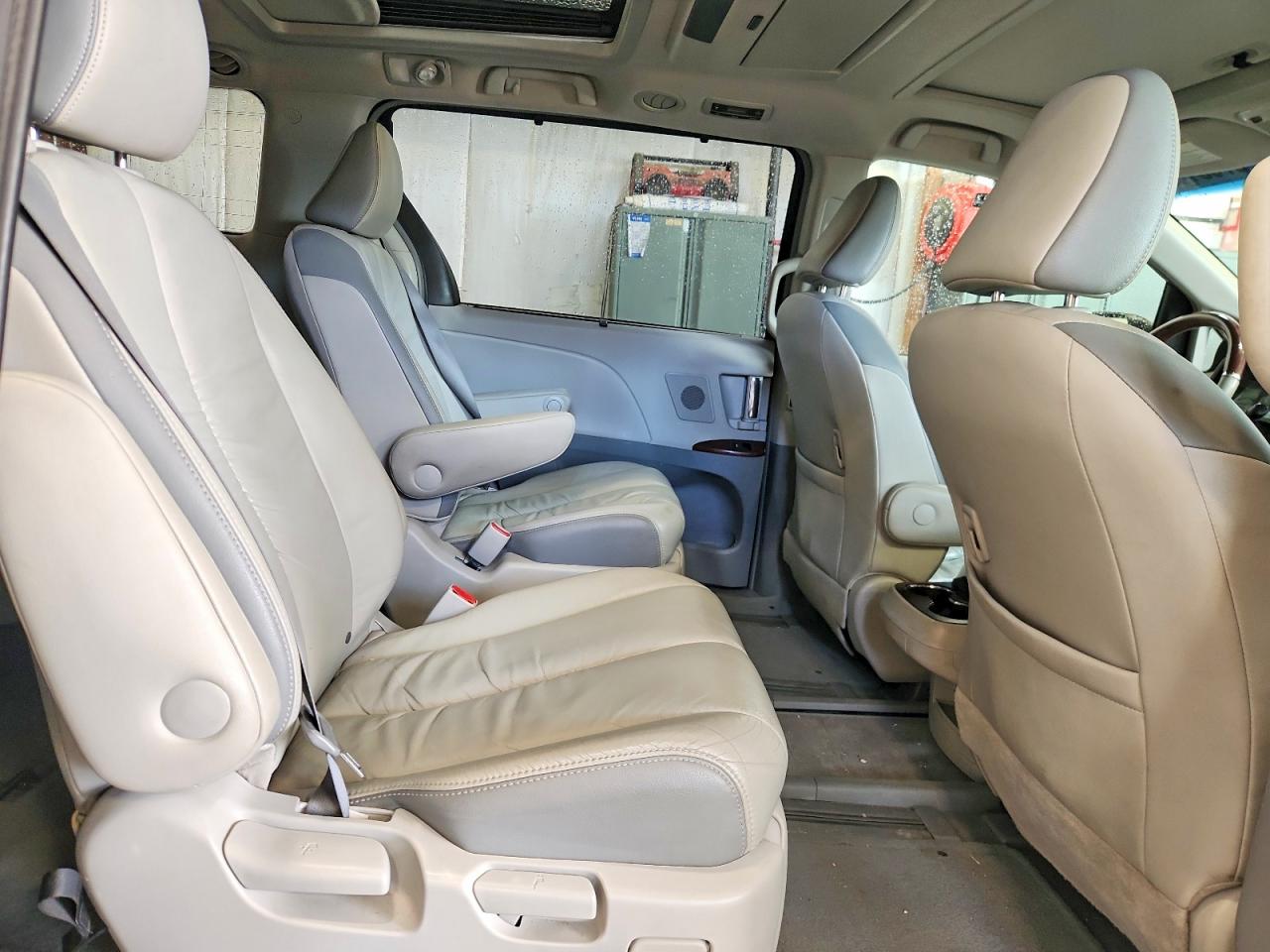 2011 TOYOTA SIENNA