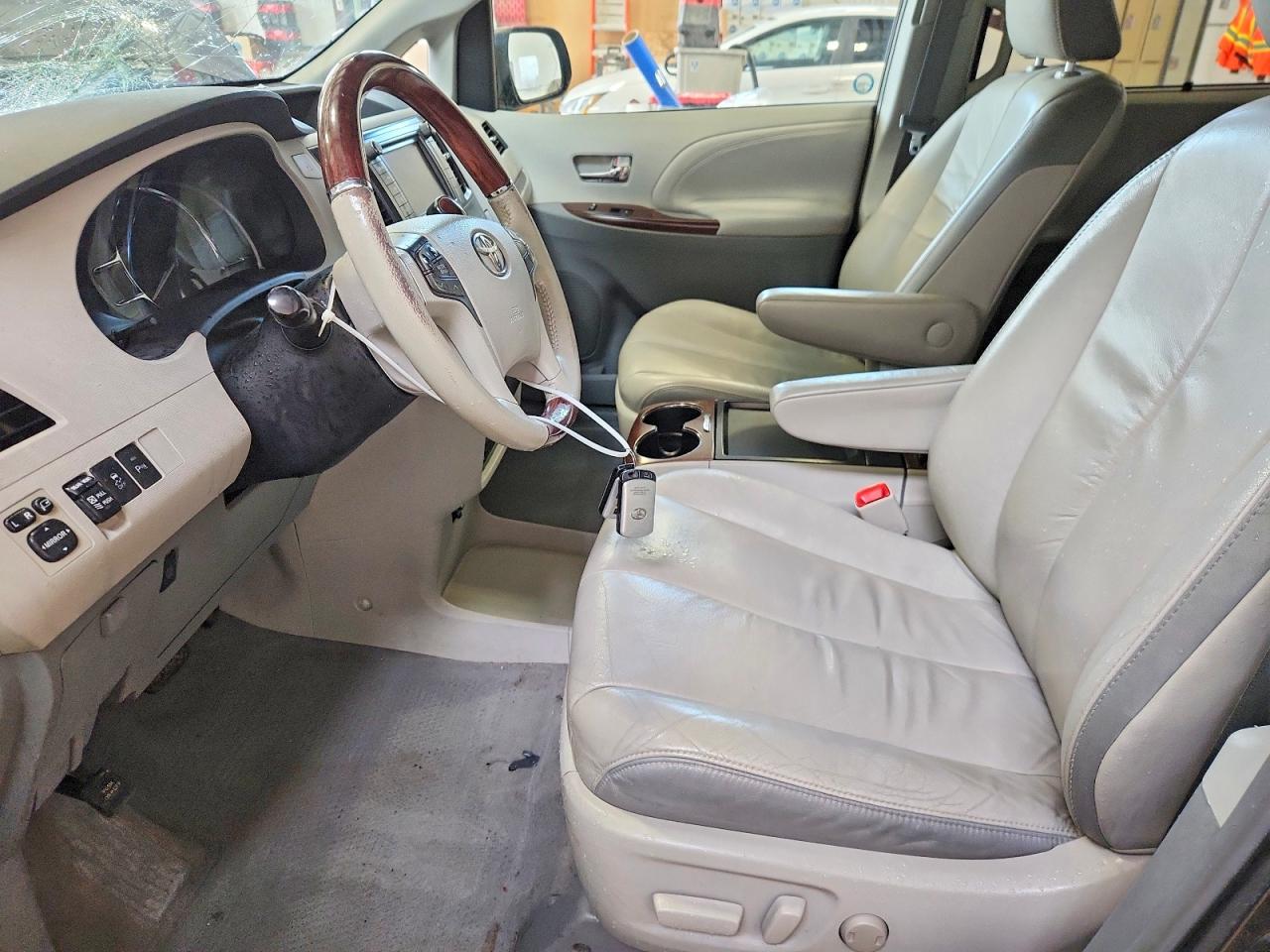 2011 TOYOTA SIENNA