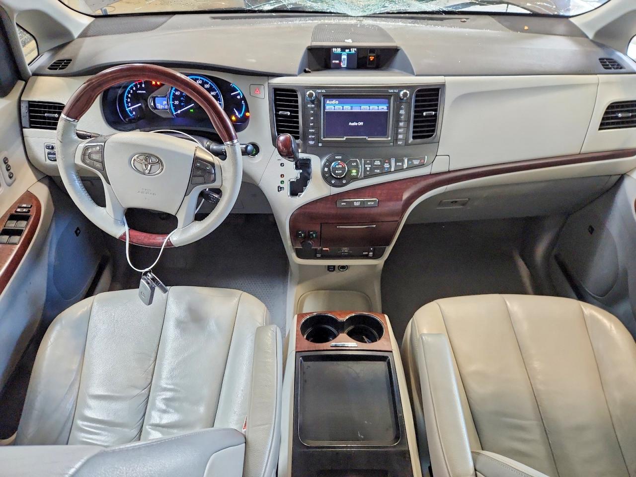 2011 TOYOTA SIENNA