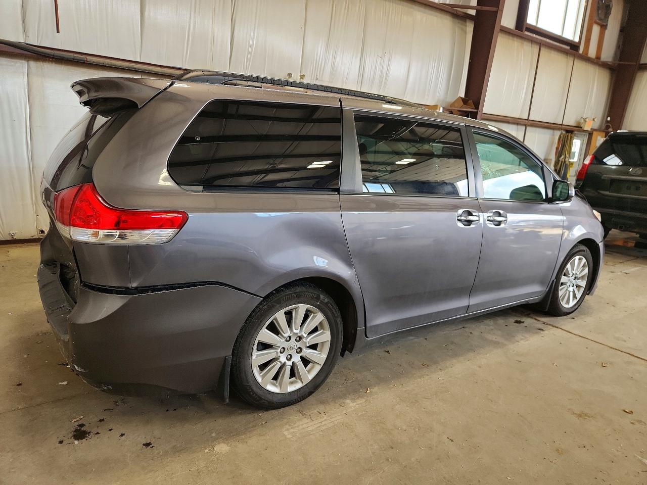 2011 TOYOTA SIENNA