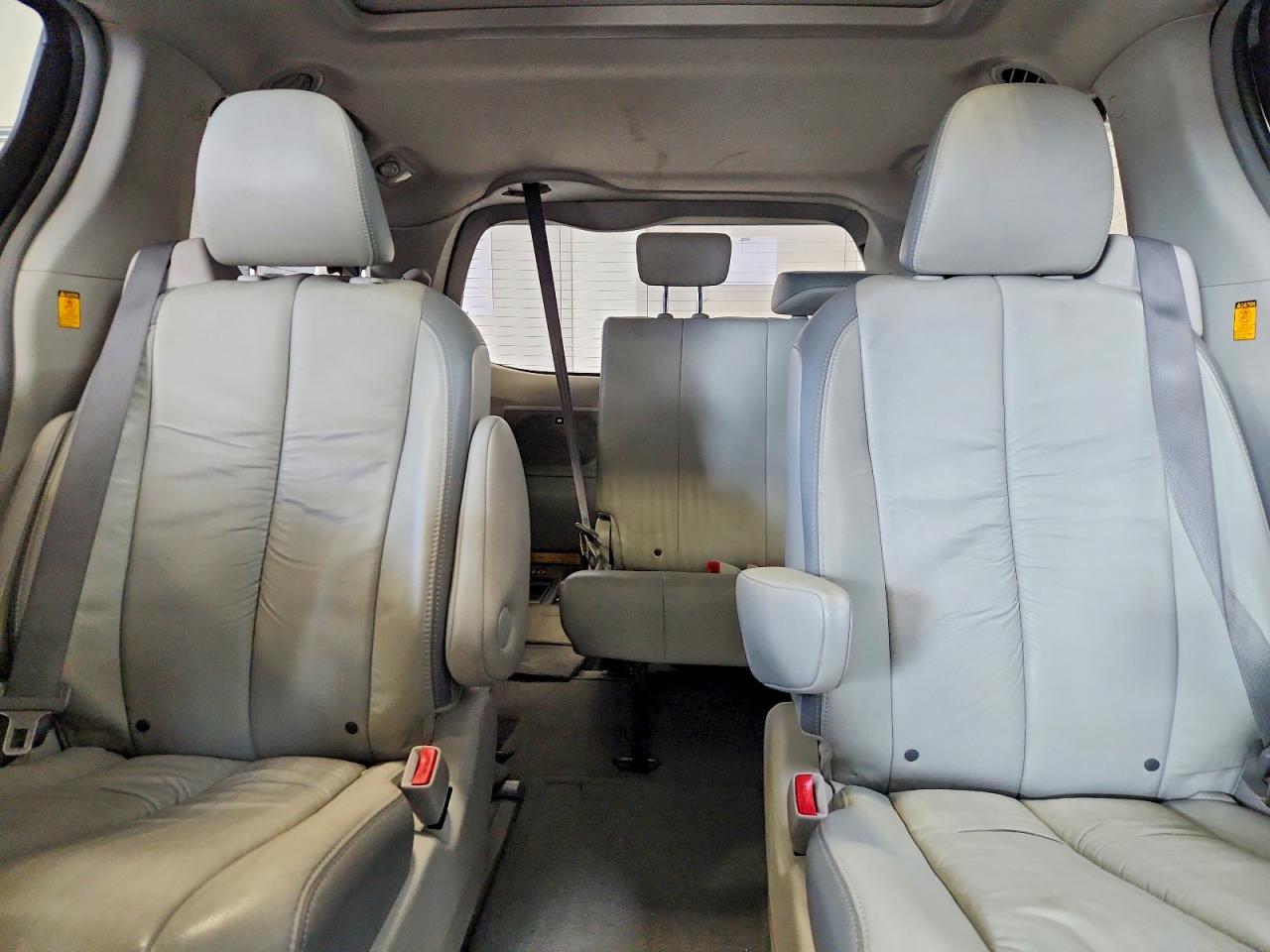 2011 TOYOTA SIENNA