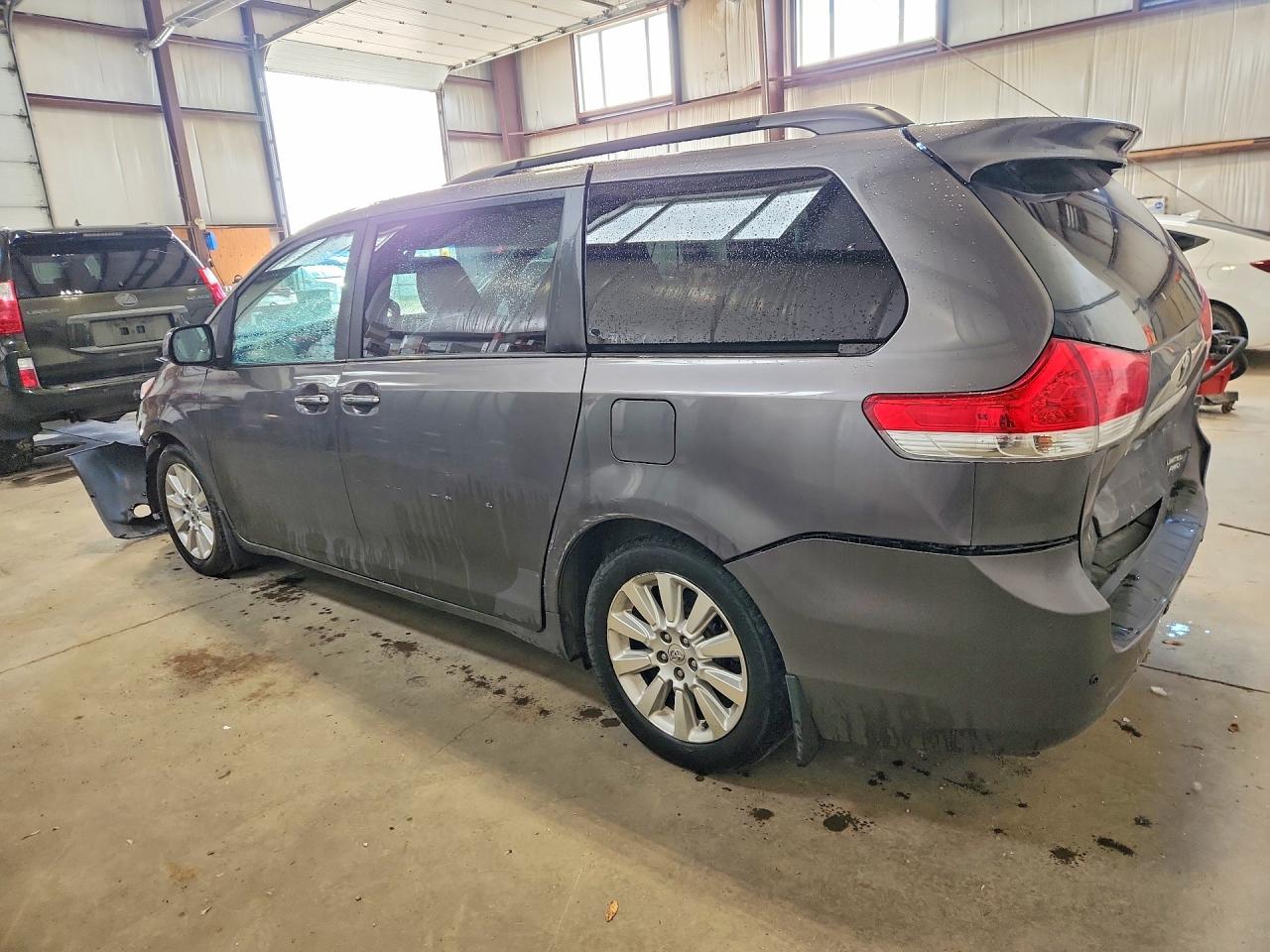 2011 TOYOTA SIENNA