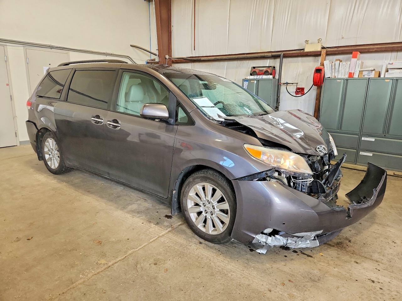 2011 TOYOTA SIENNA