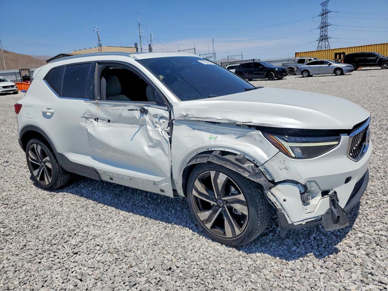2023 VOLVO XC40