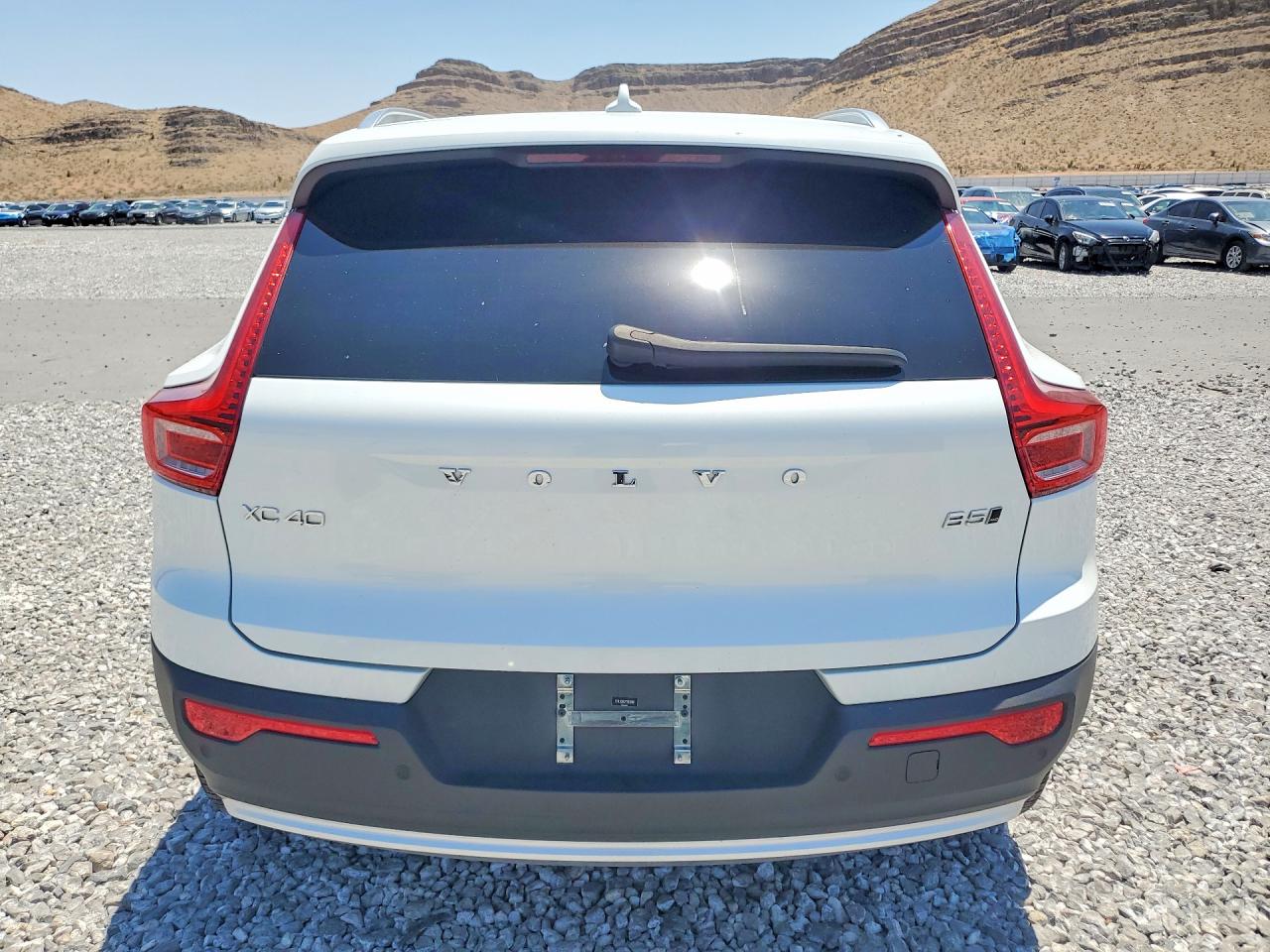 2023 VOLVO XC40