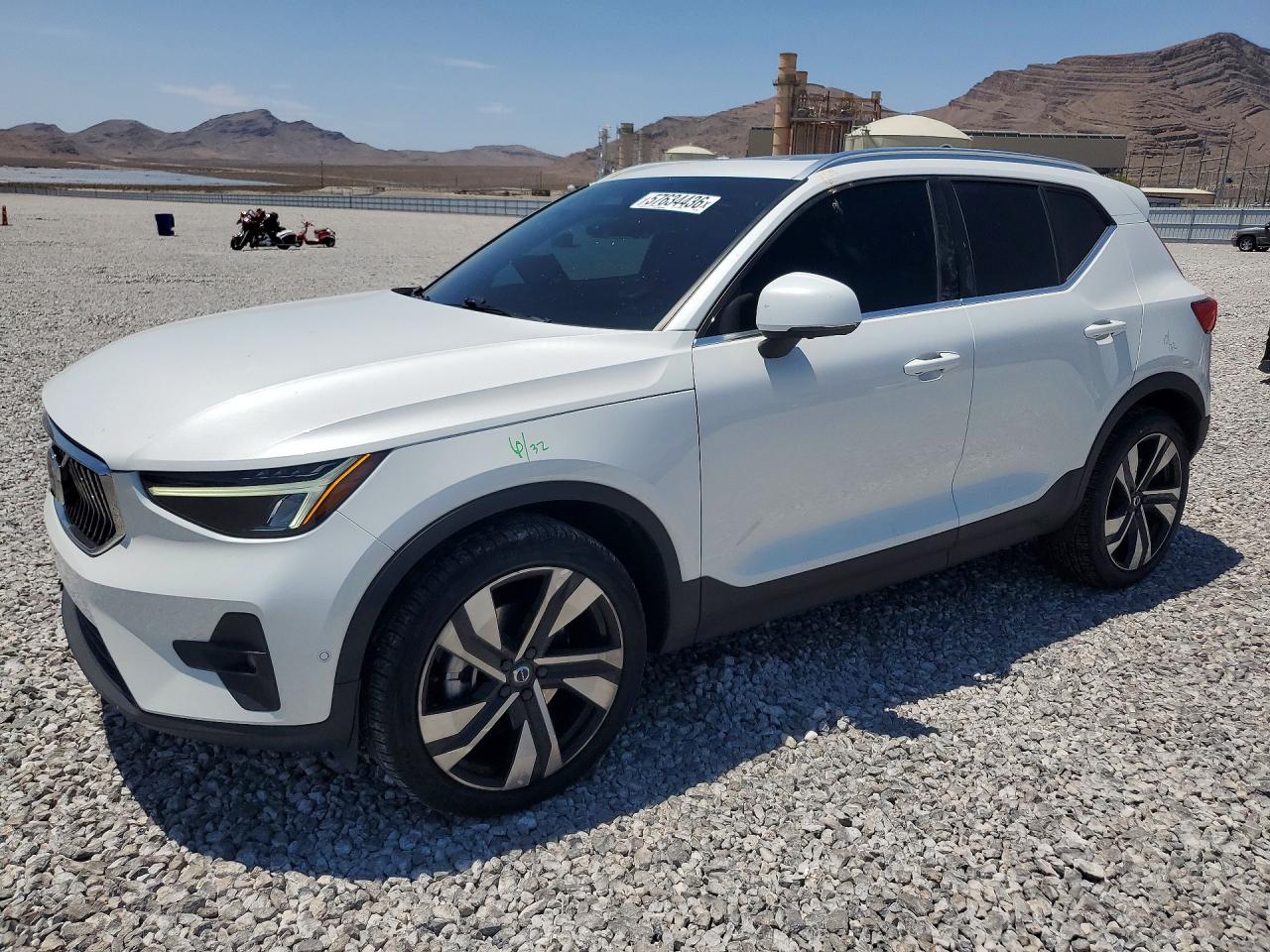 2023 VOLVO XC40