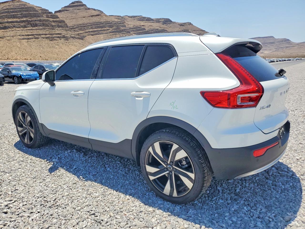 2023 VOLVO XC40