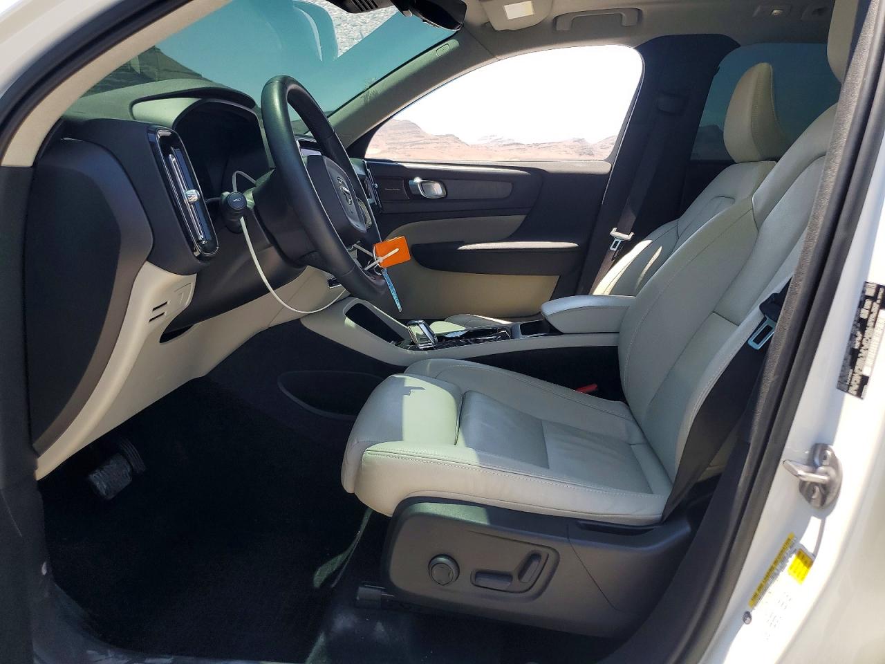 2023 VOLVO XC40