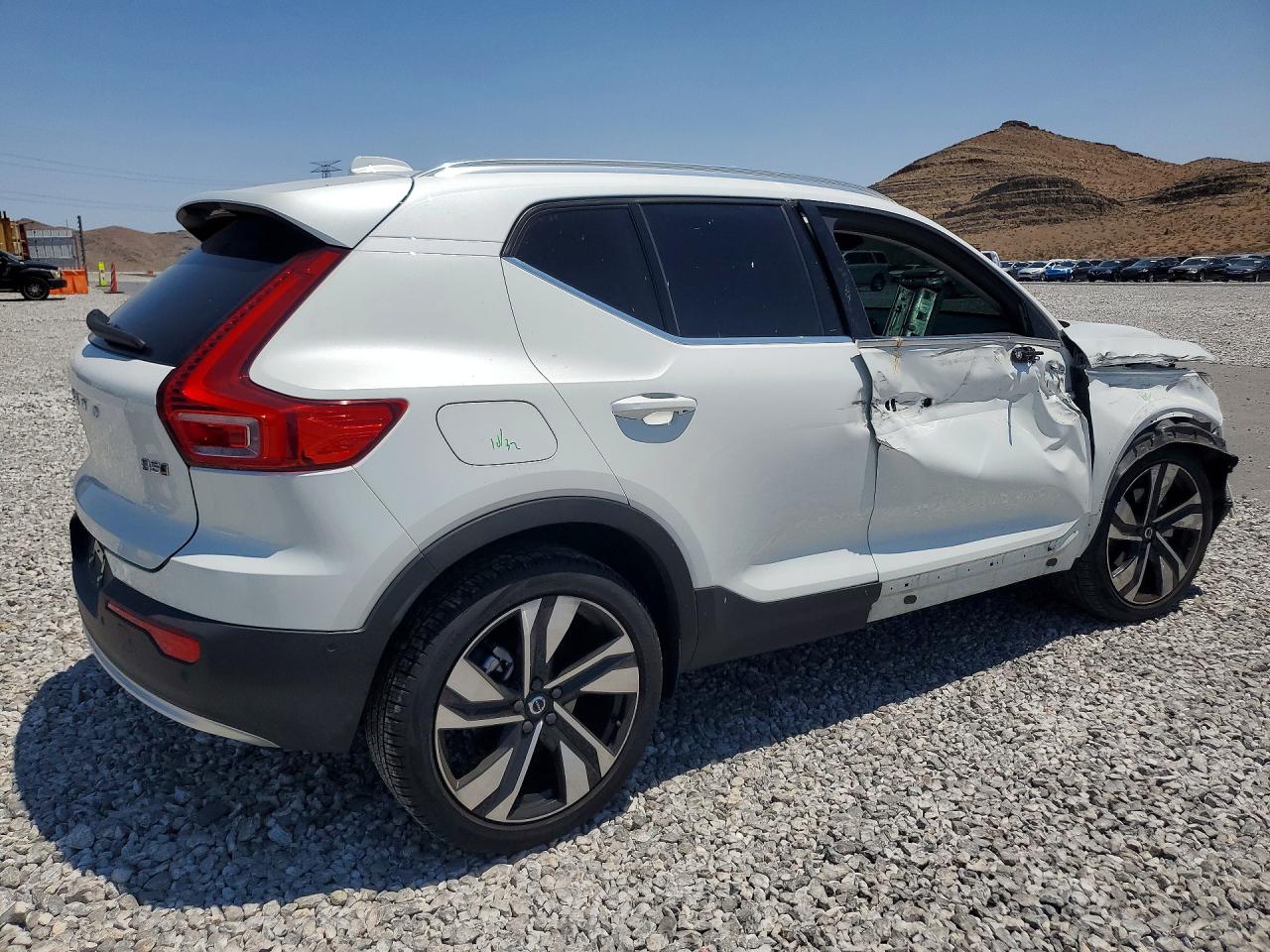 2023 VOLVO XC40