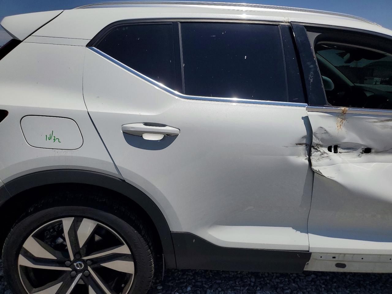 2023 VOLVO XC40