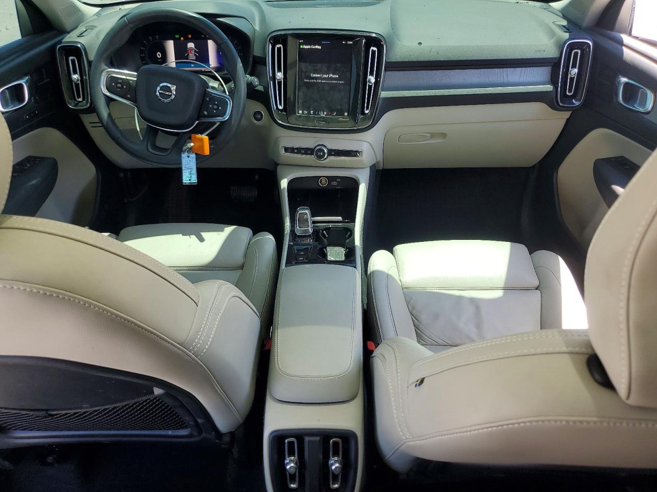 2023 VOLVO XC40