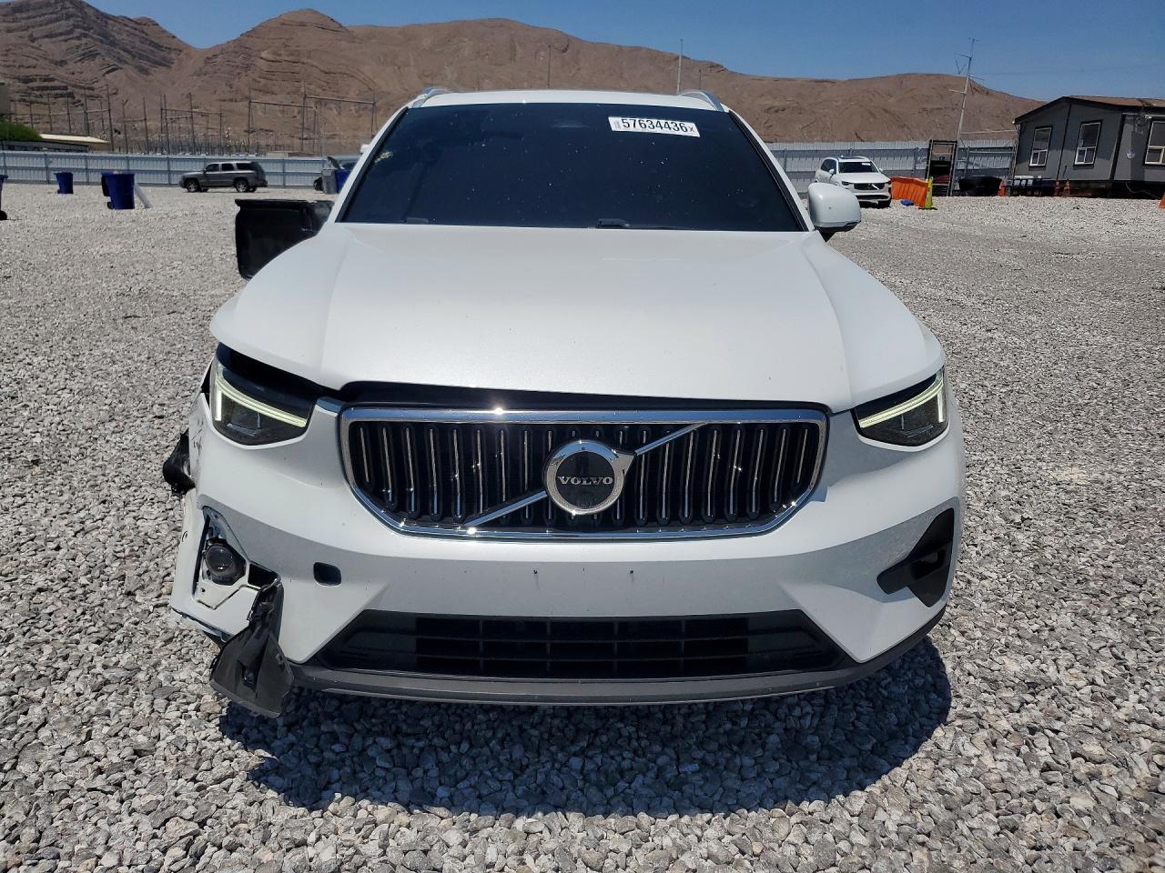 2023 VOLVO XC40