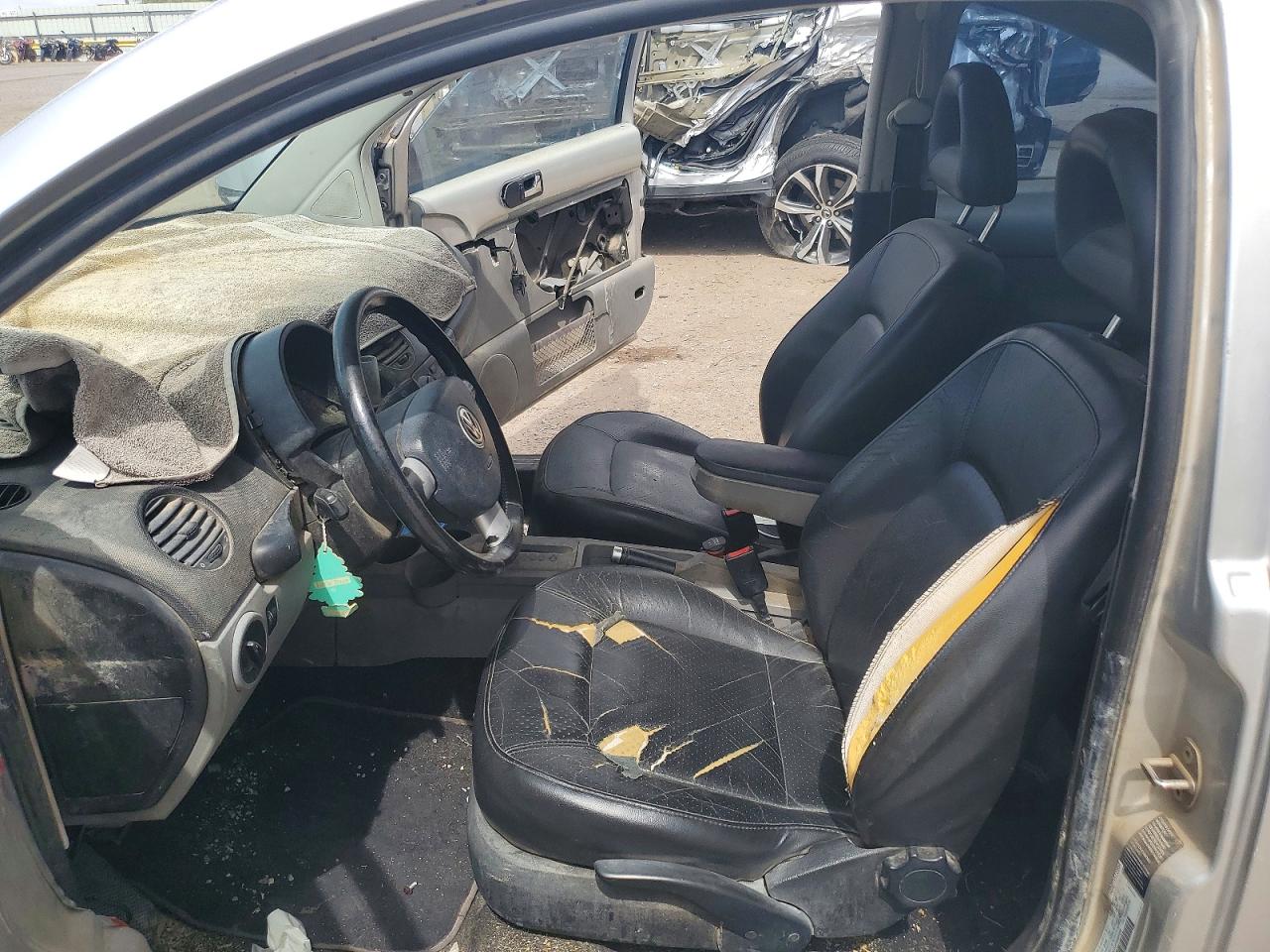 2000 VOLKSWAGEN BEETLE