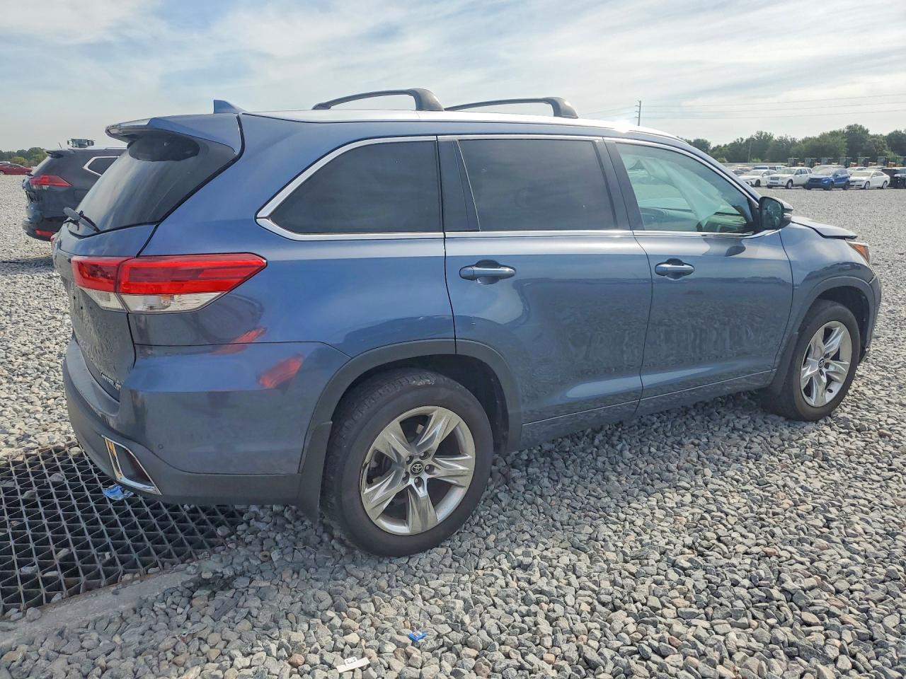 2017 TOYOTA HIGHLANDER