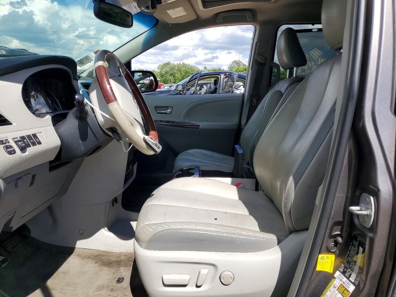 2013 TOYOTA SIENNA
