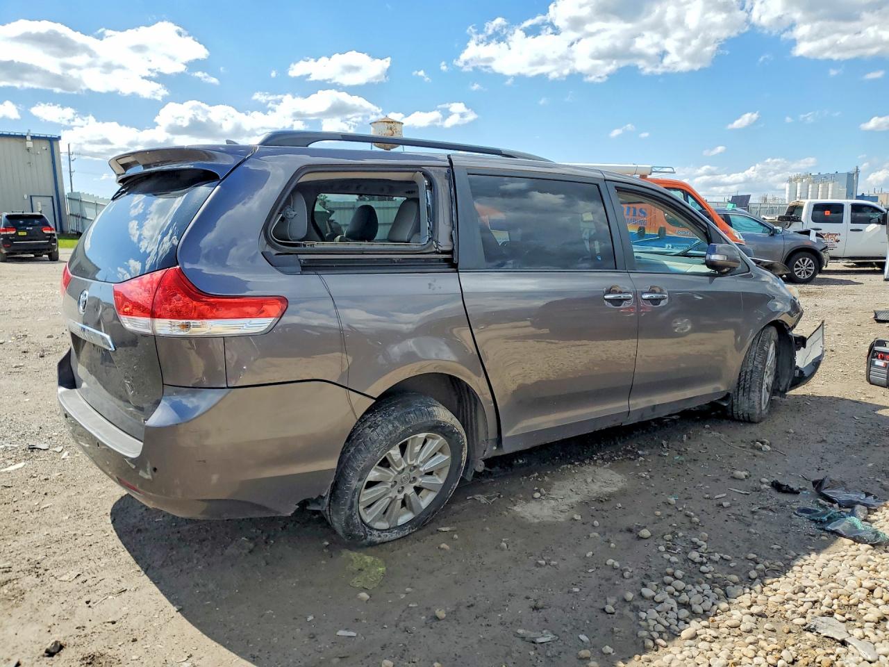 2013 TOYOTA SIENNA