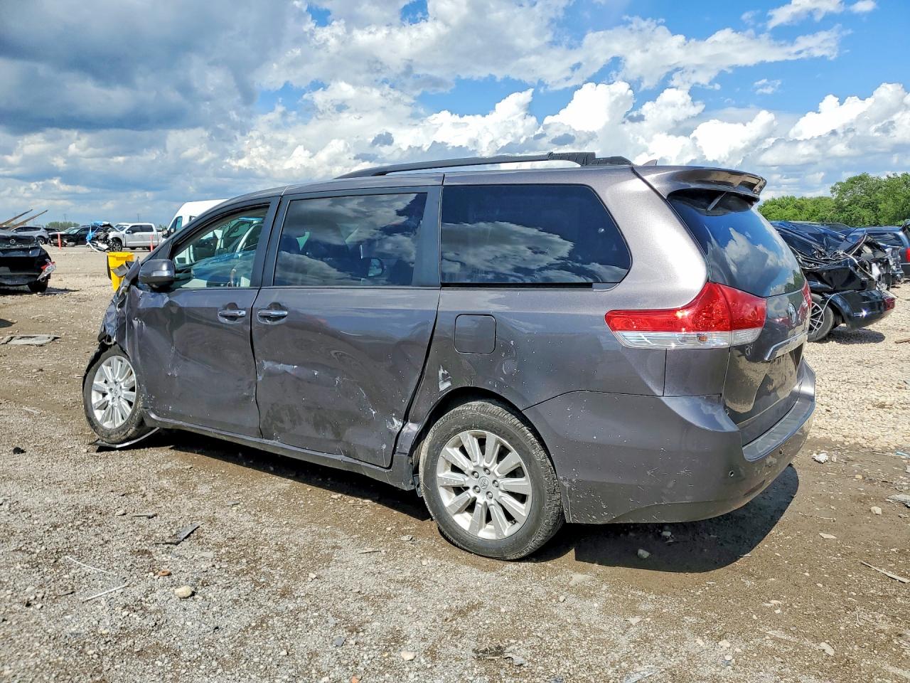 2013 TOYOTA SIENNA