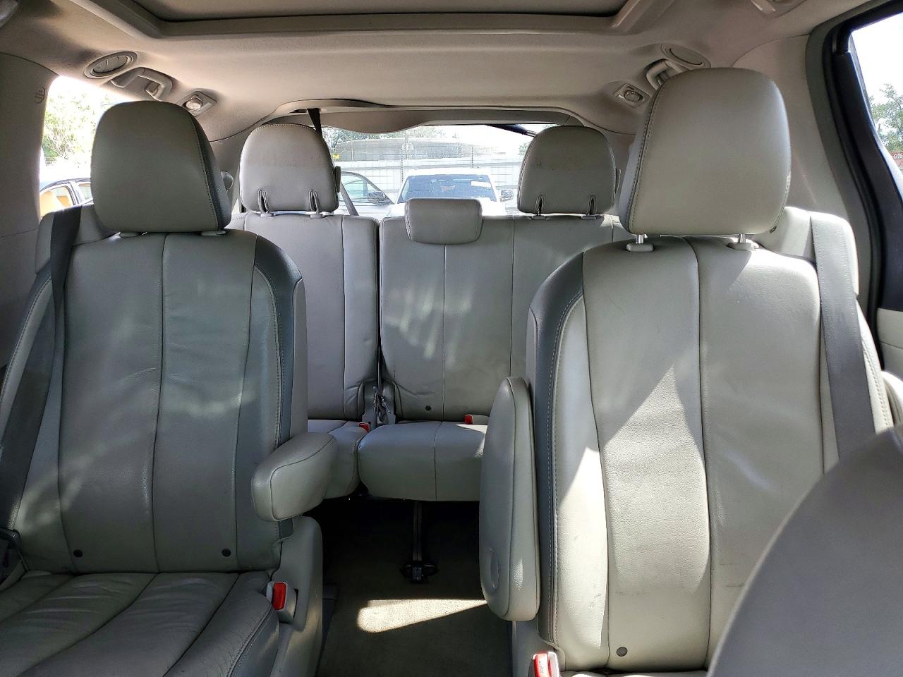 2013 TOYOTA SIENNA