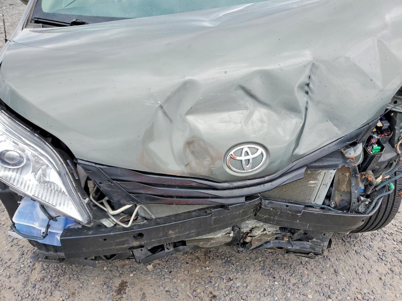 2011 TOYOTA SIENNA