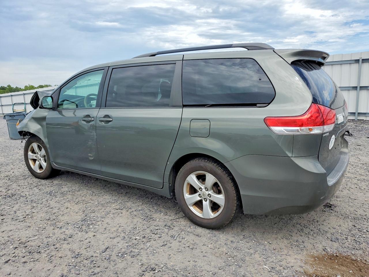 2011 TOYOTA SIENNA