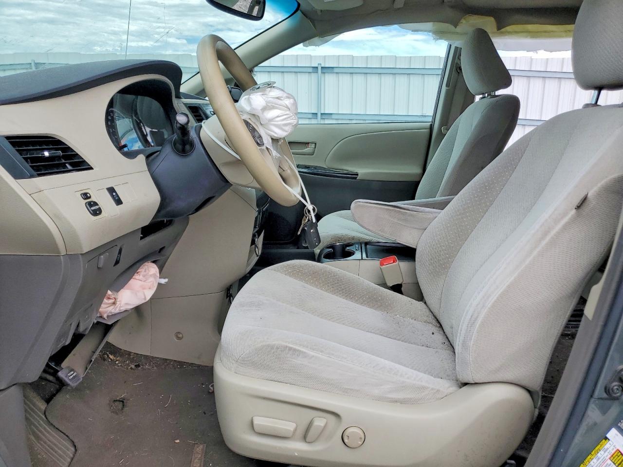 2011 TOYOTA SIENNA