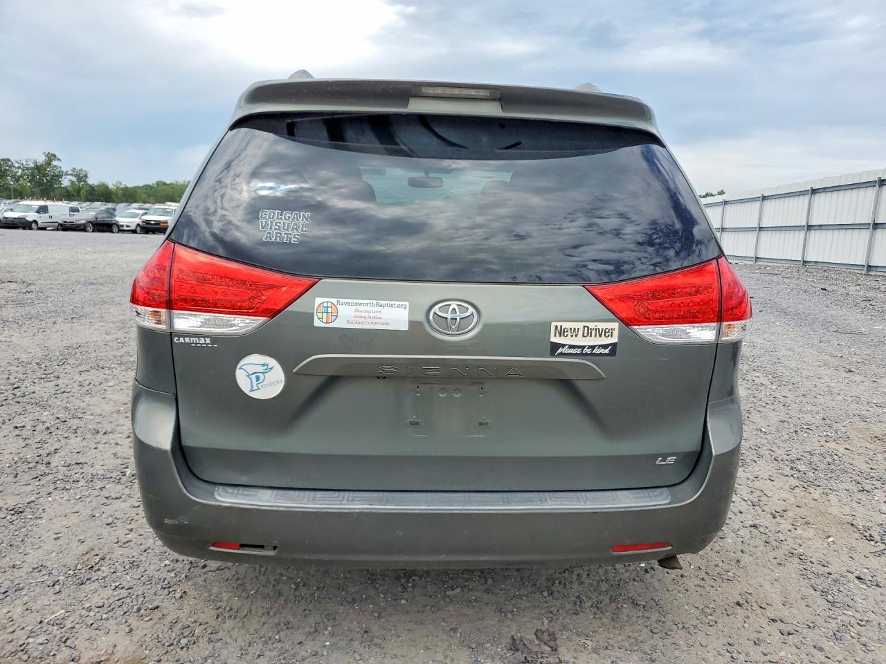 2011 TOYOTA SIENNA