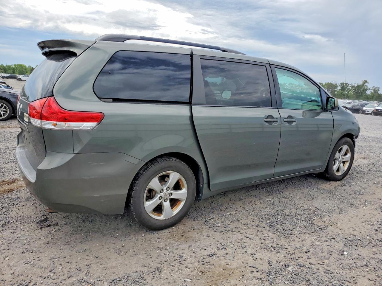 2011 TOYOTA SIENNA