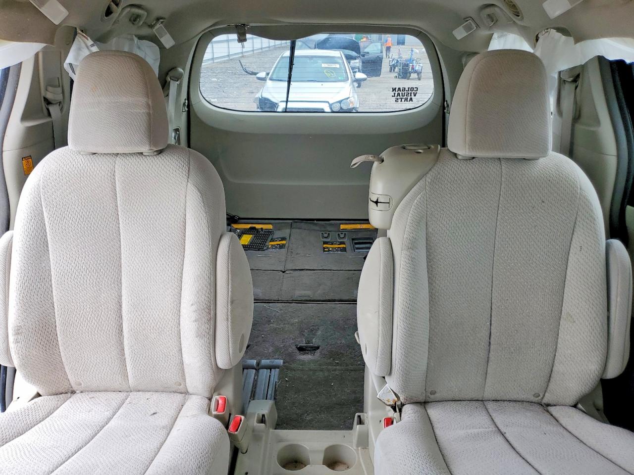 2011 TOYOTA SIENNA