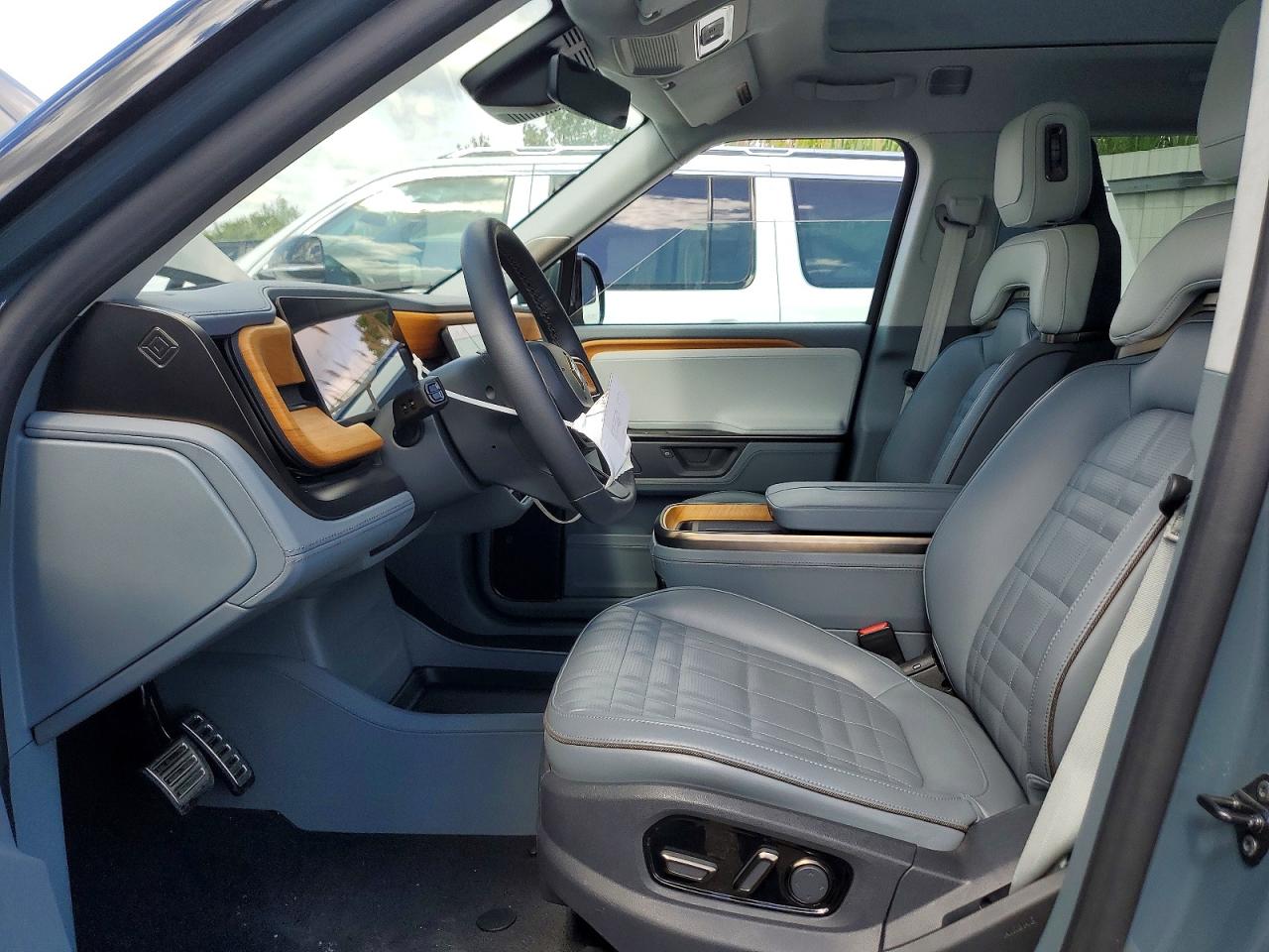 2025 RIVIAN RIS