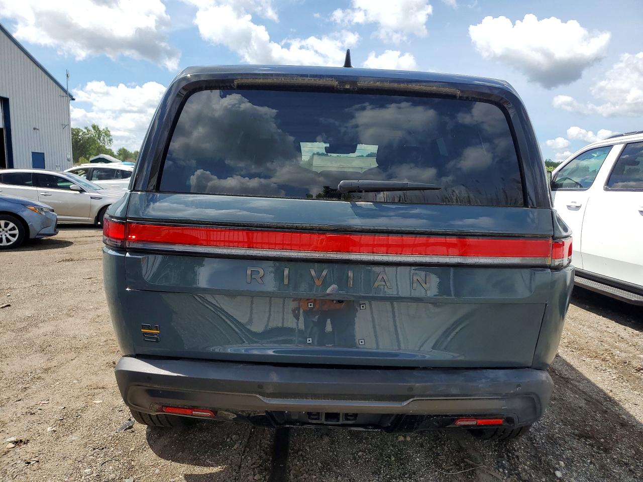 2025 RIVIAN RIS