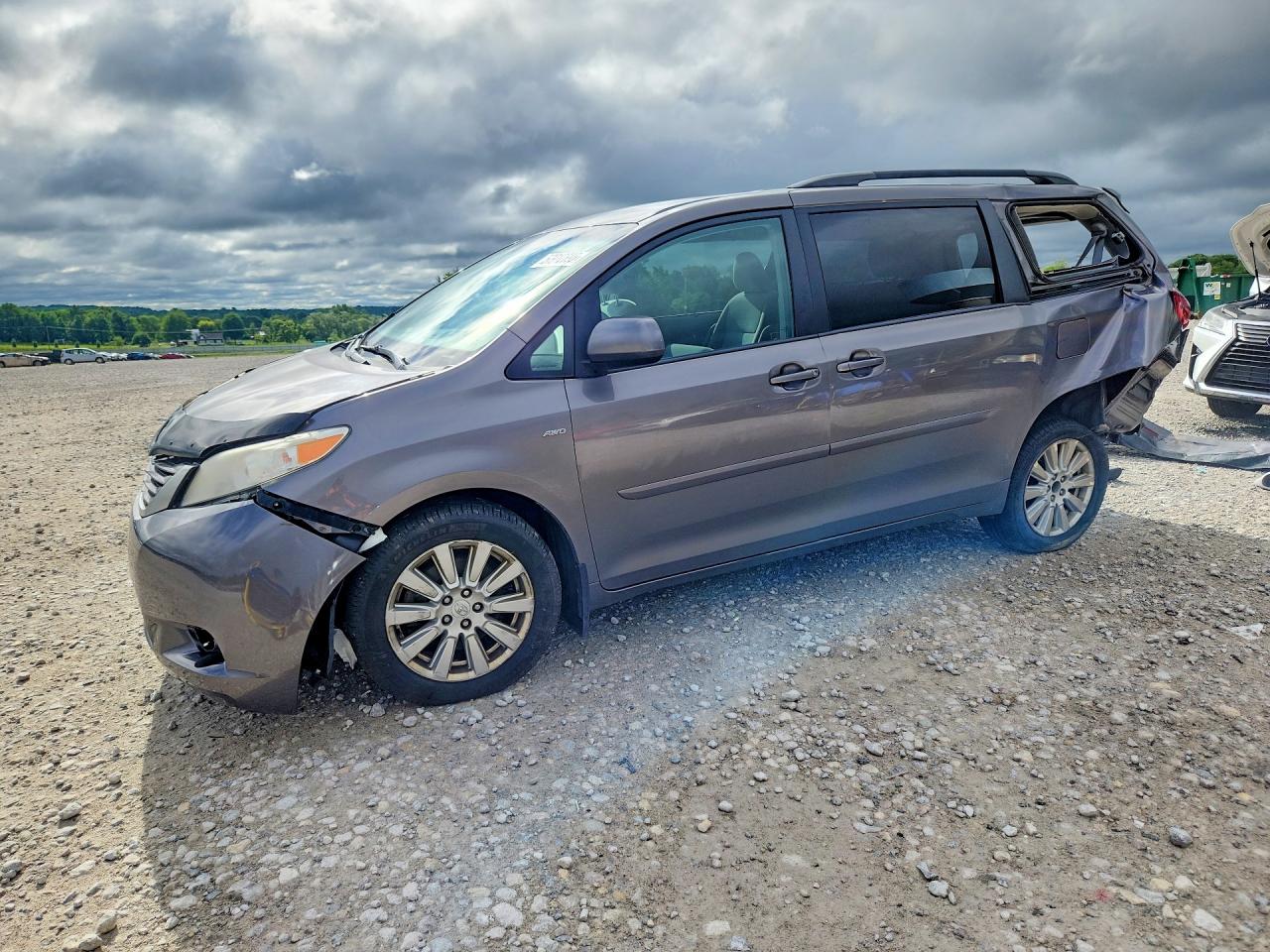 2017 TOYOTA SIENNA