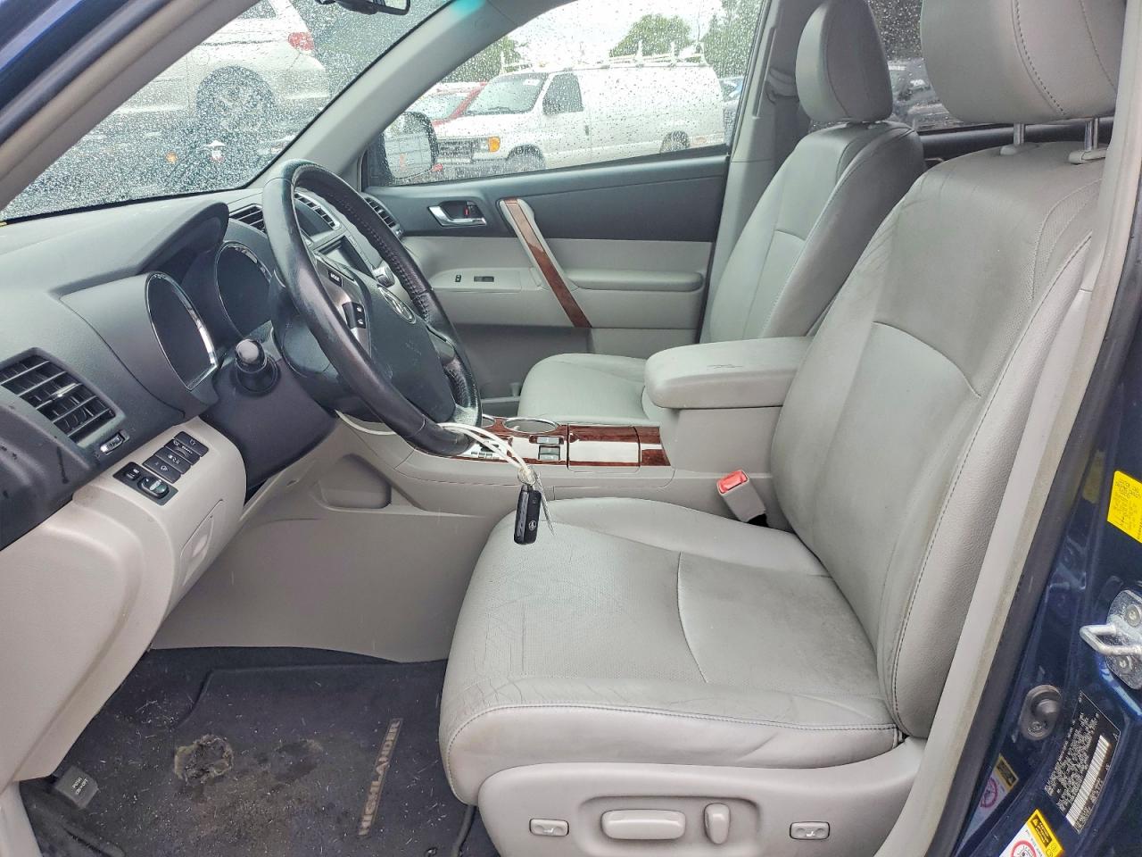 2011 TOYOTA HIGHLANDER