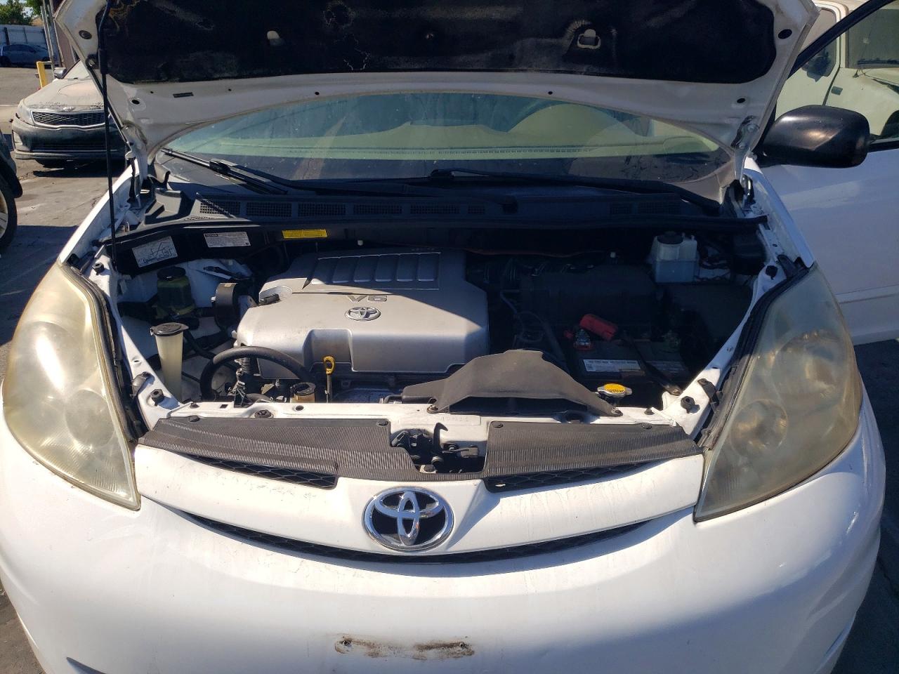 2009 TOYOTA SIENNA