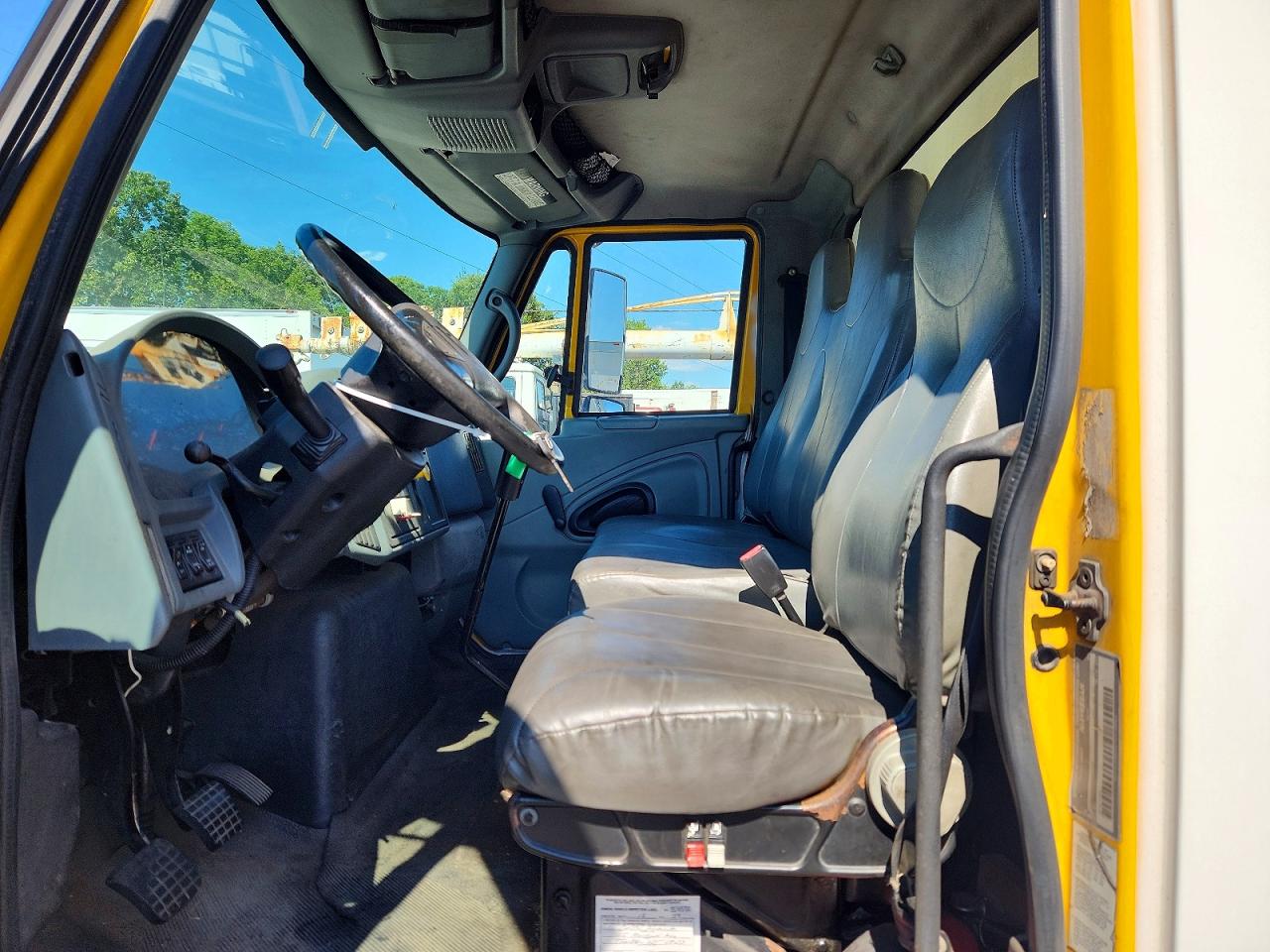 2004 INTERNATIONAL 4000 SERIE