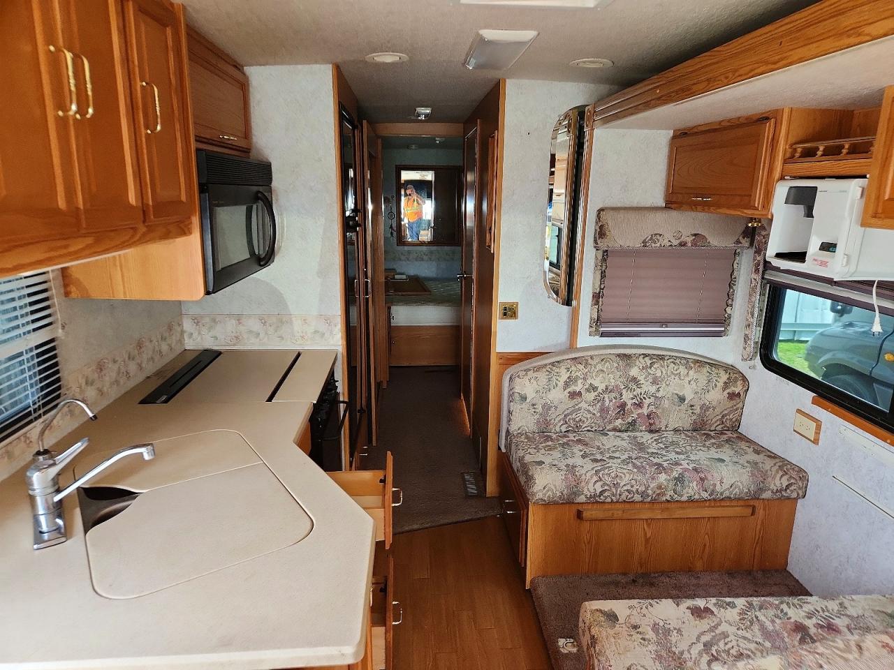 2001 WINNIBAGO RECREATION