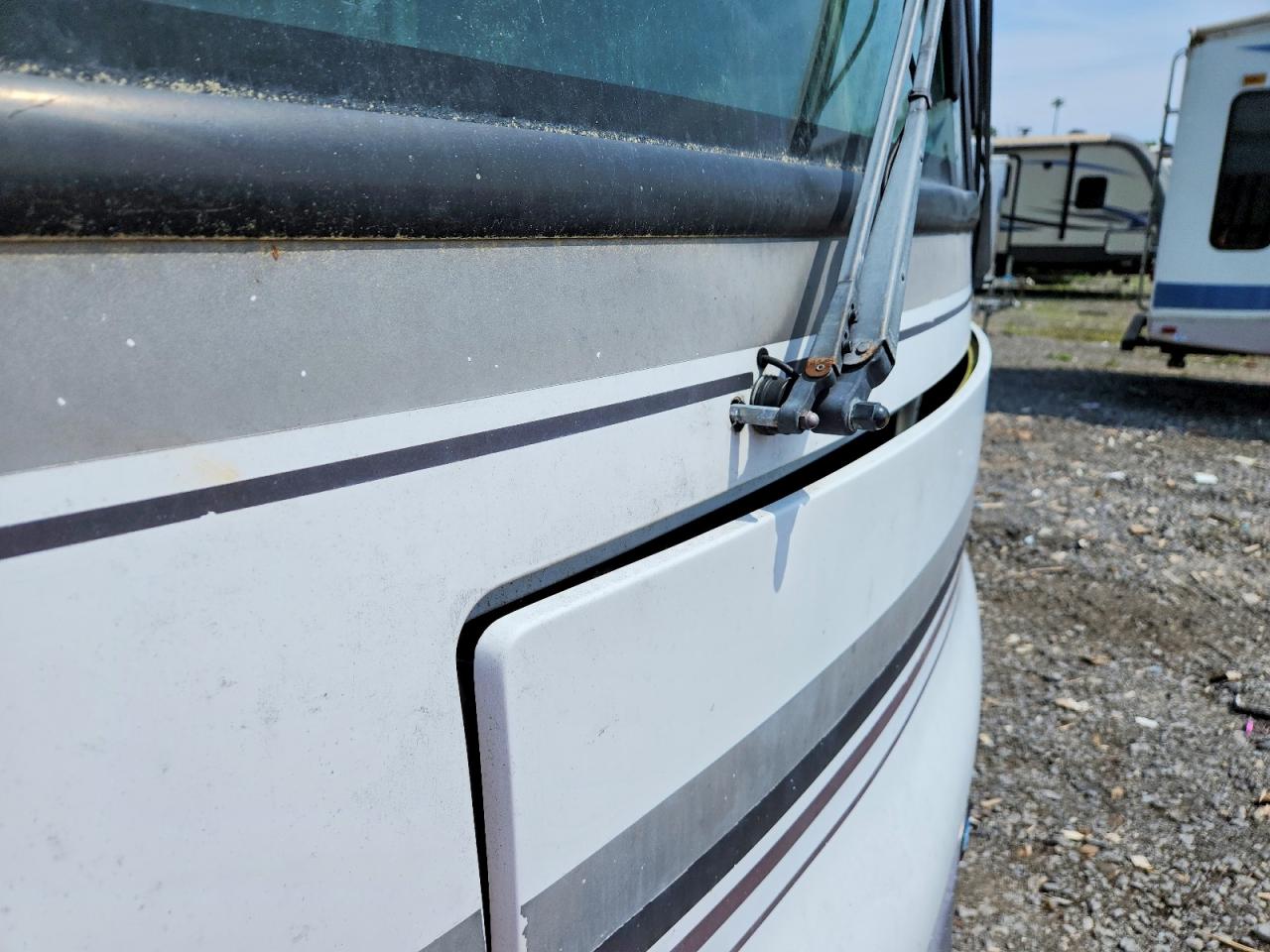 2001 WINNIBAGO RECREATION