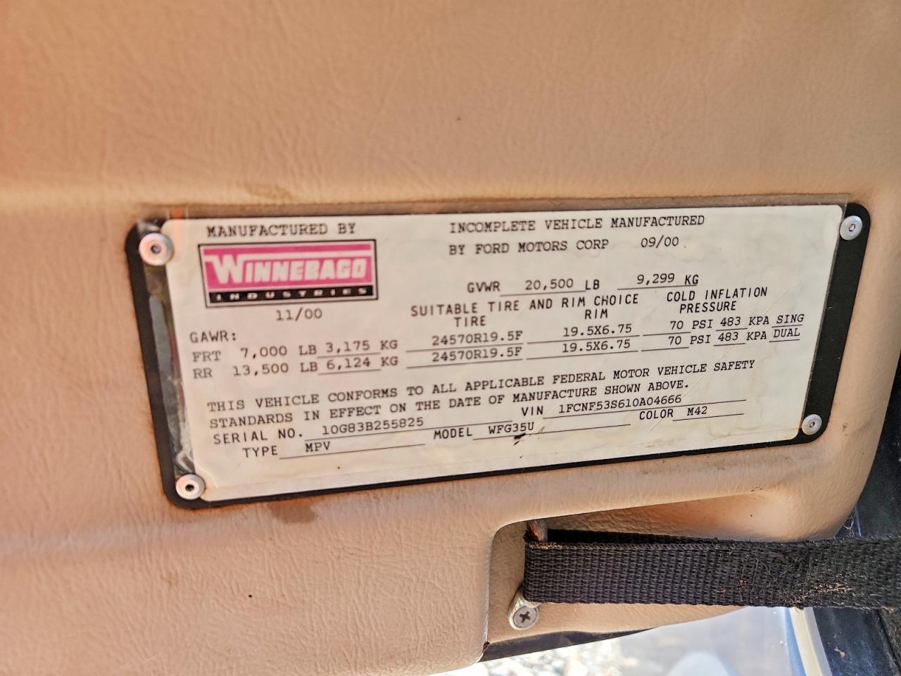 2001 WINNIBAGO RECREATION