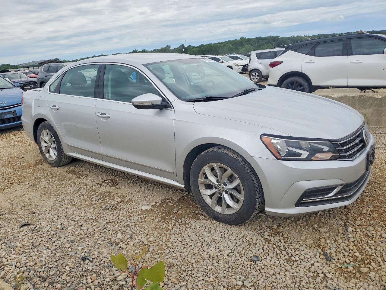 2017 VOLKSWAGEN PASSAT