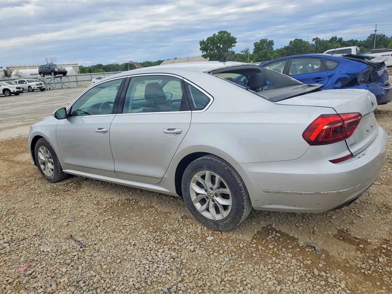 2017 VOLKSWAGEN PASSAT