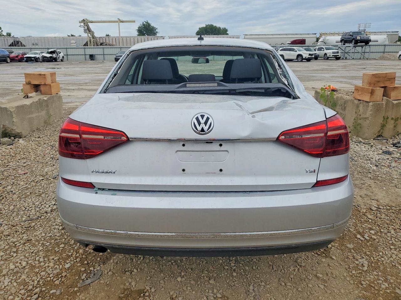 2017 VOLKSWAGEN PASSAT