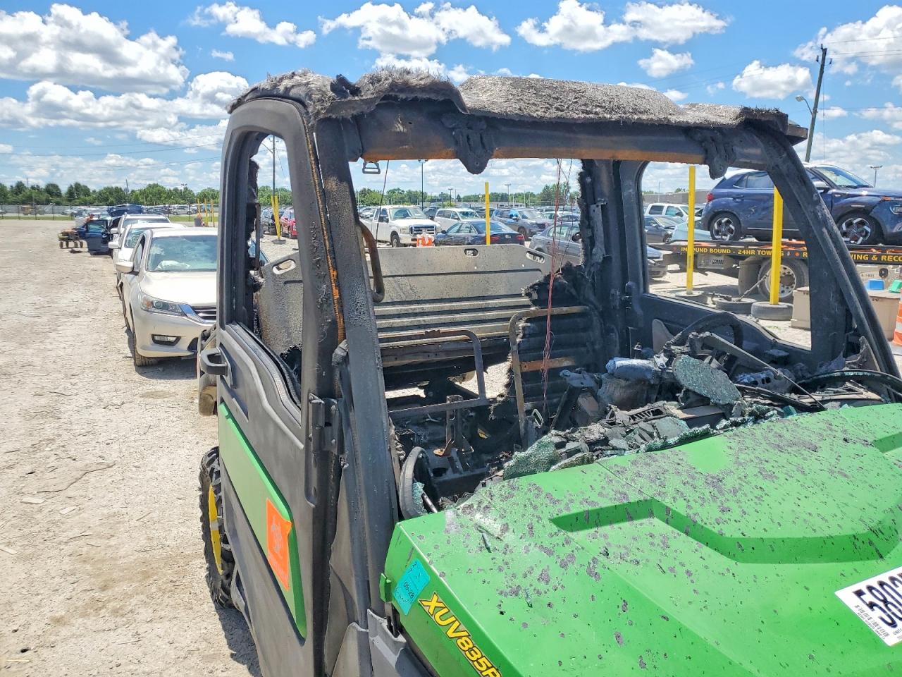 2021 JOHN DEERE XUV835R