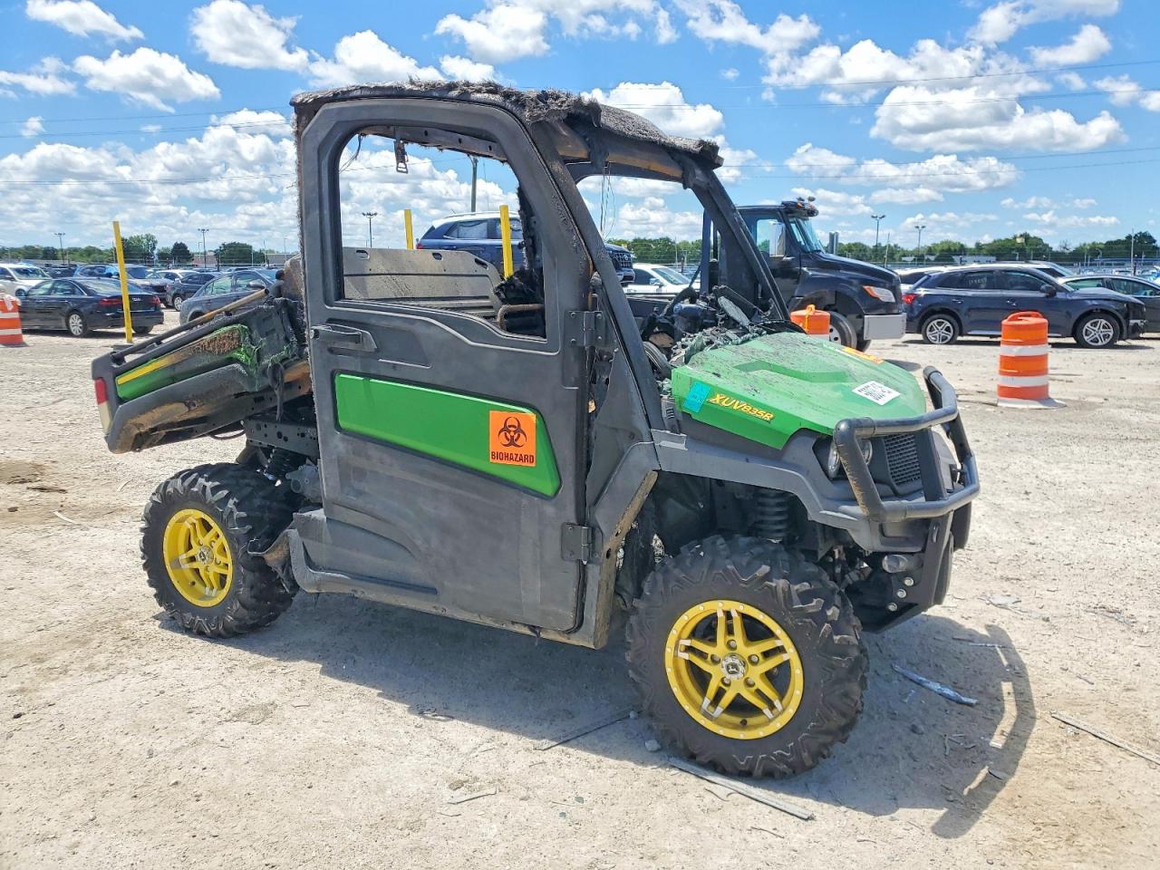 2021 JOHN DEERE XUV835R
