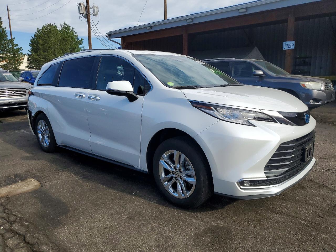 2025 TOYOTA SIENNA