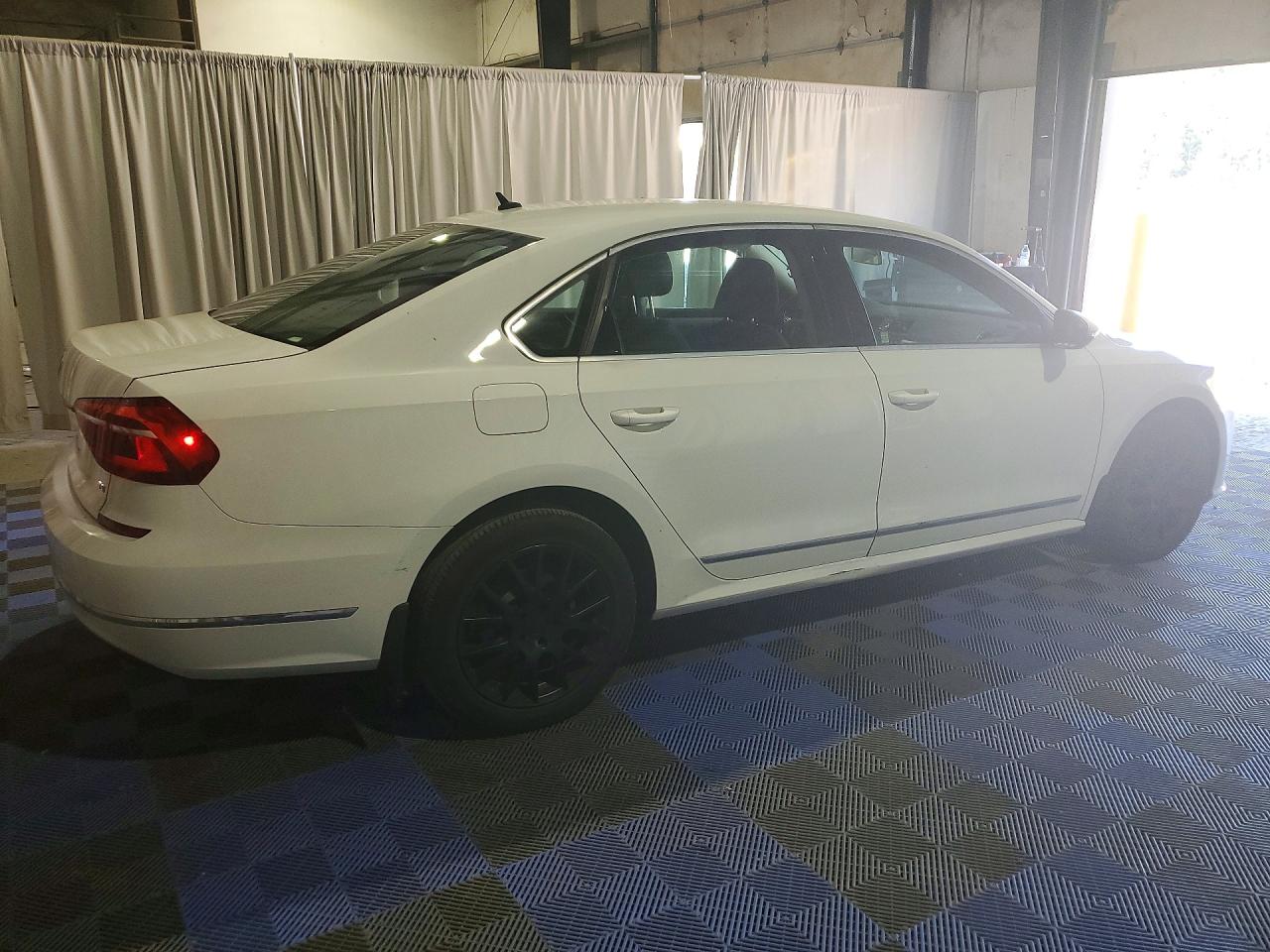 2017 VOLKSWAGEN PASSAT