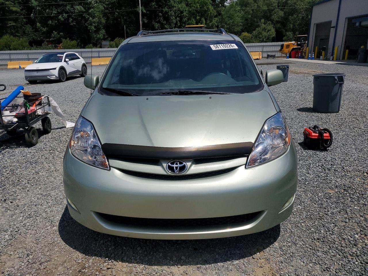 2010 TOYOTA SIENNA