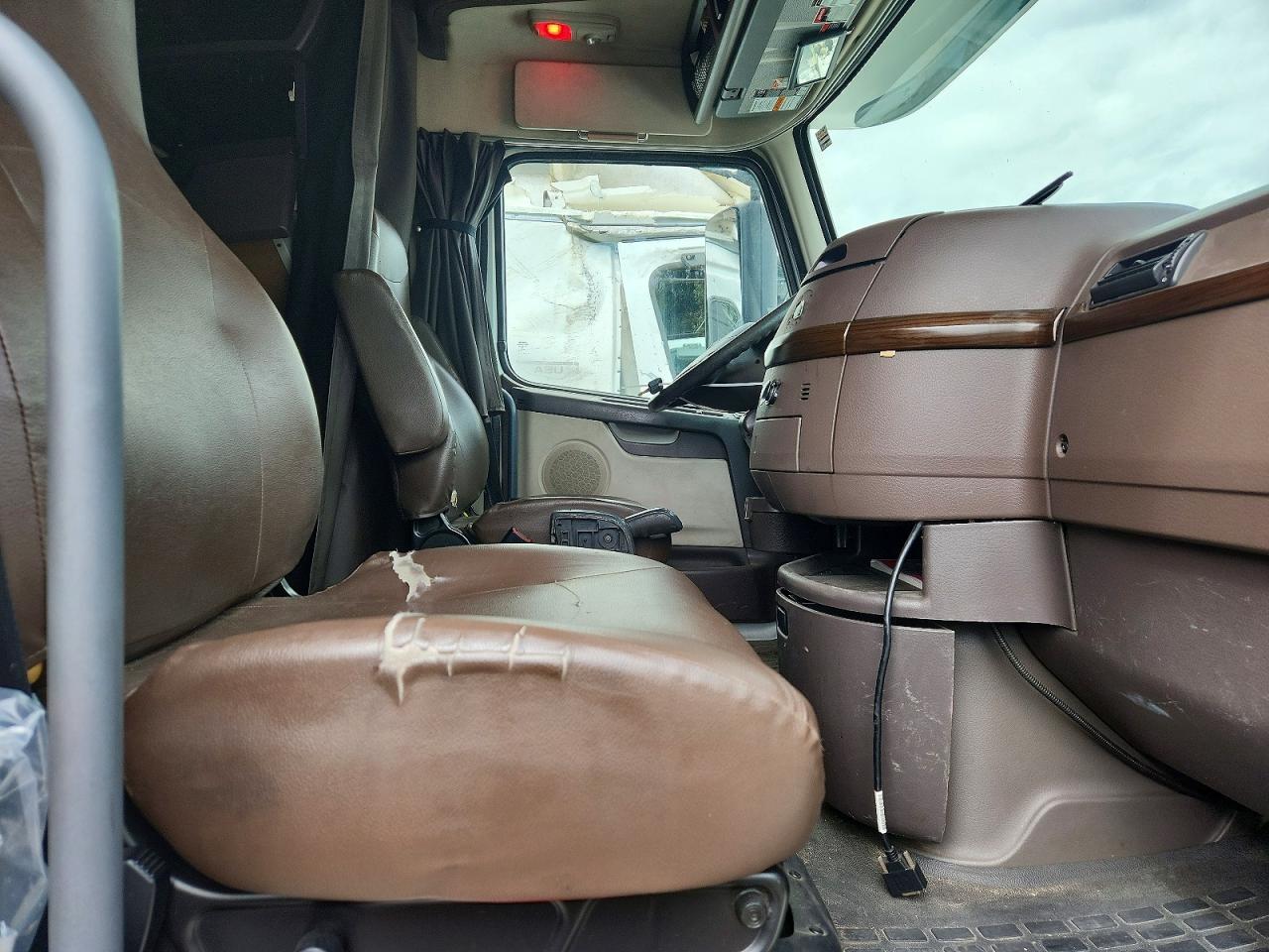 2015 VOLVO VN