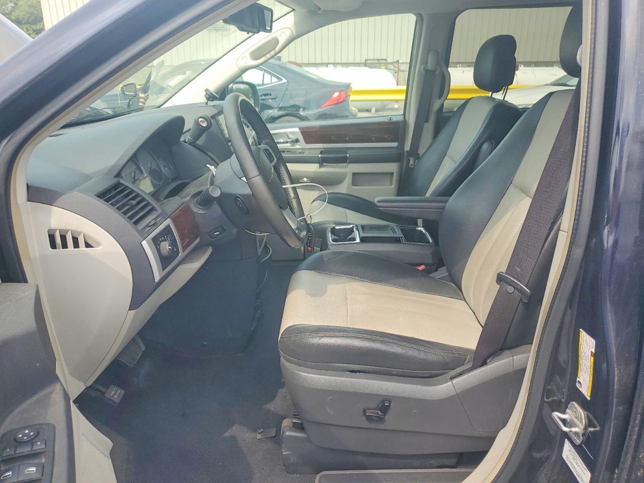 2010 CHRYSLER MINIVAN