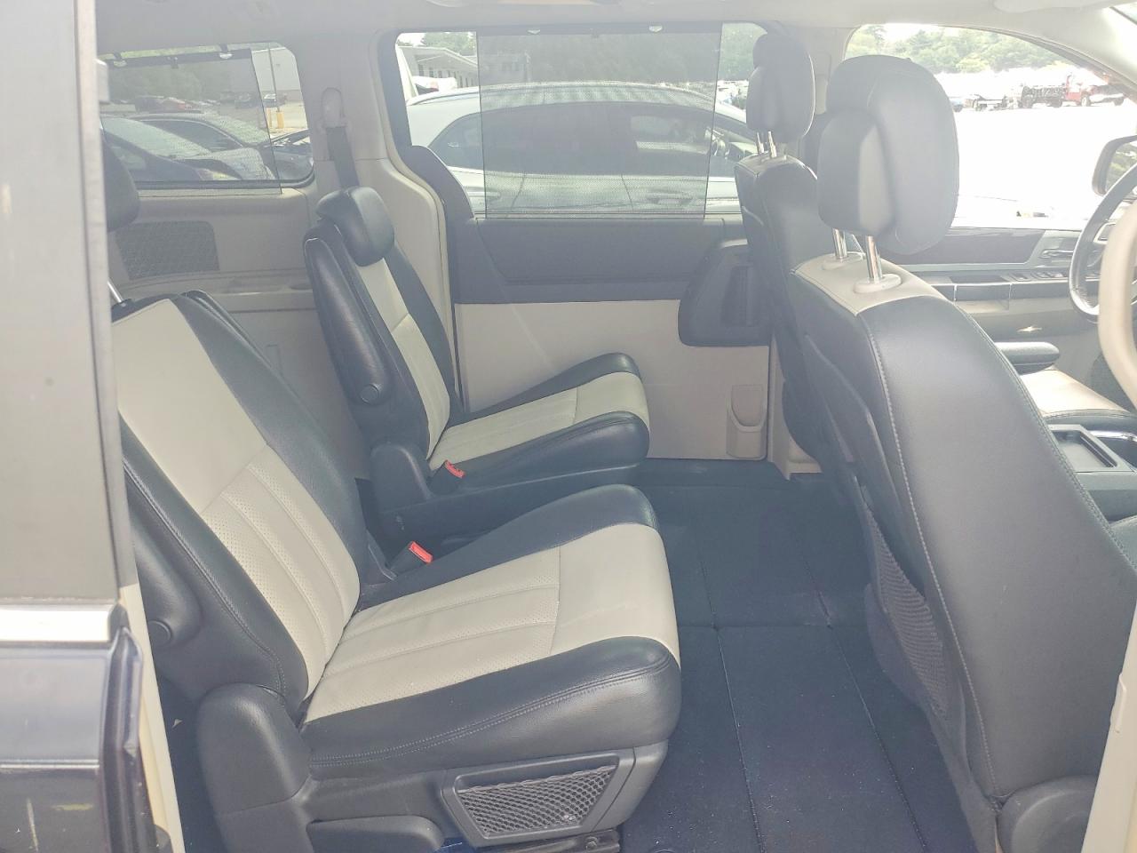 2010 CHRYSLER MINIVAN