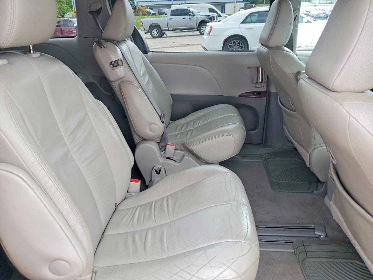 2011 TOYOTA SIENNA