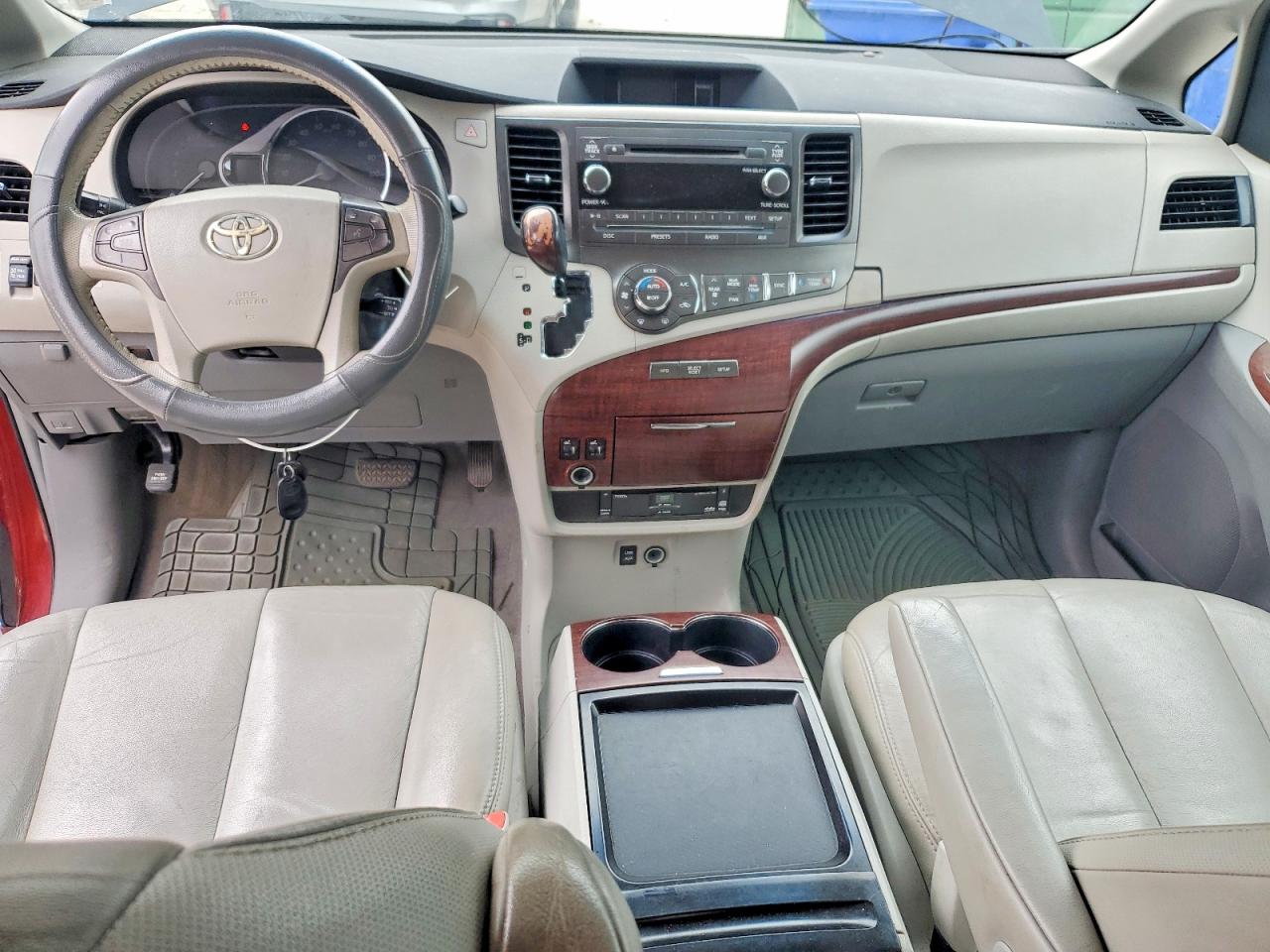 2011 TOYOTA SIENNA